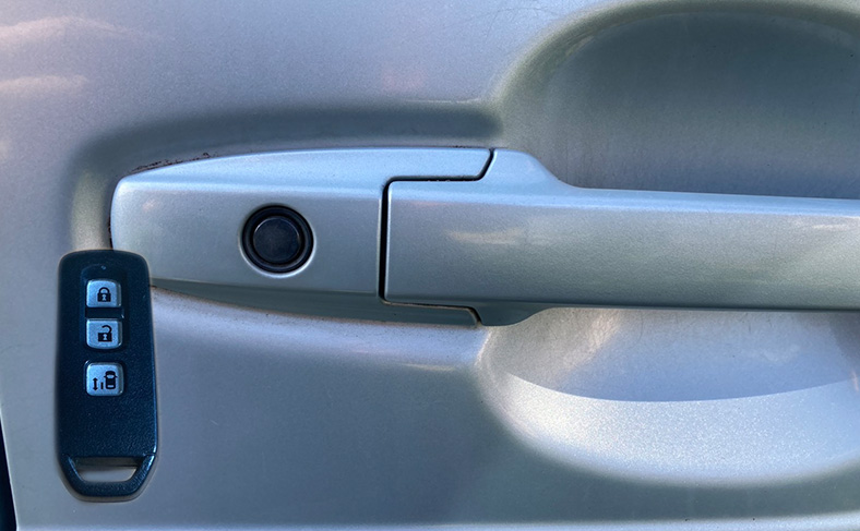 キーを持って車に近付くだけで開錠できる