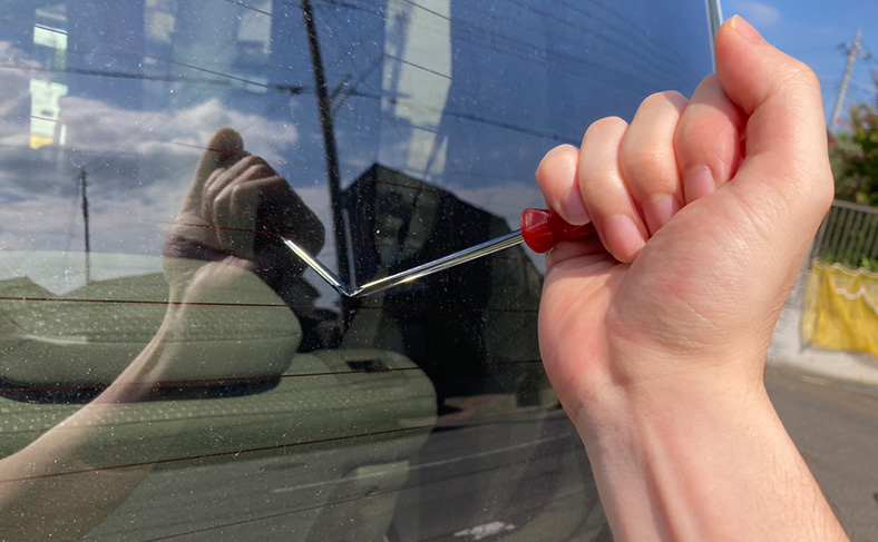 窓を割って開ける