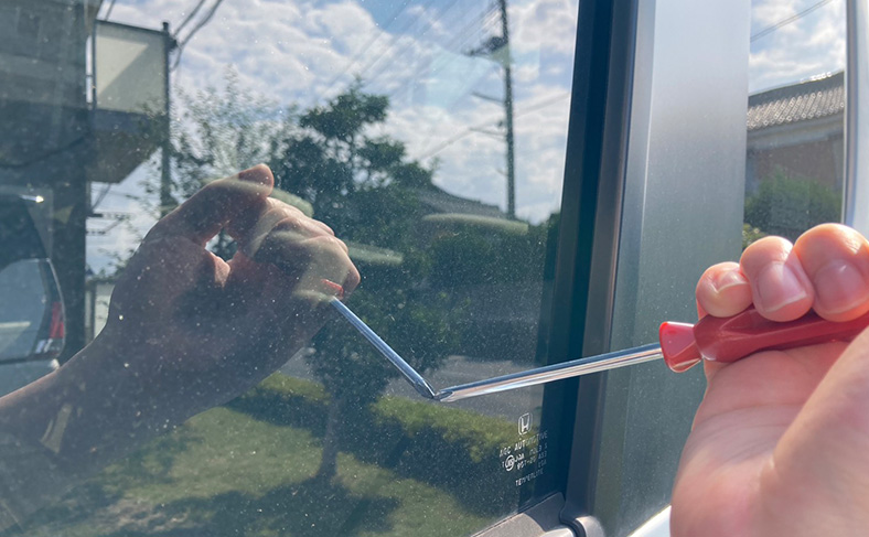 窓を割って開ける