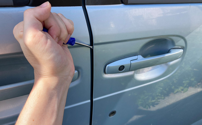 工具やハンガーを隙間に差し込んで開ける