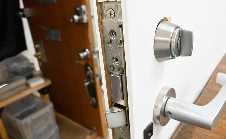 錠箱のピンを抜く