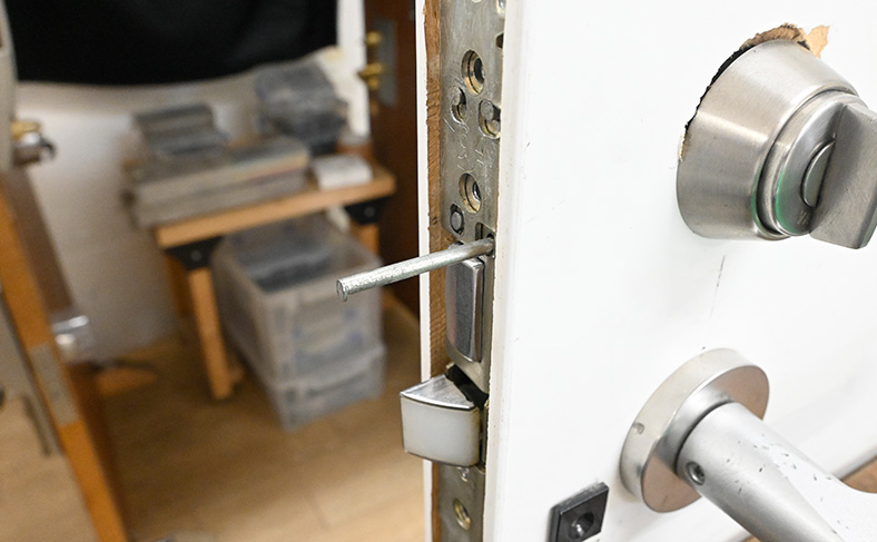 ピンを差し込みシリンダーを固定する