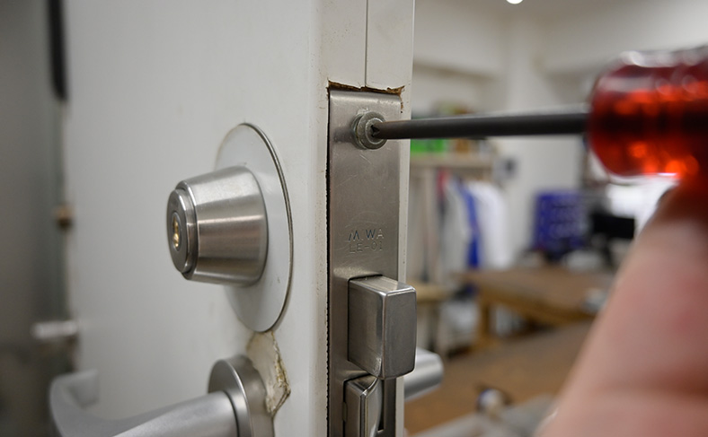 フロントプレートを固定して鍵交換の完了