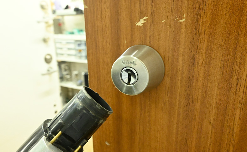 掃除機で鍵穴のゴミを取り除く