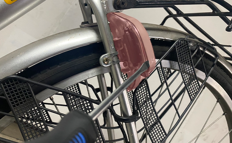 ② 裏蓋を開ける