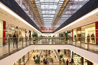 大型のショッピング施設やスーパーなど買物に便利
