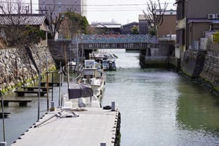 	東と西の交流の場所
