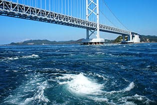 鳴門海峡の鳴門市
