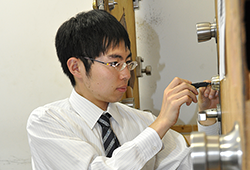 本社事務所での鍵開錠の練習風景です