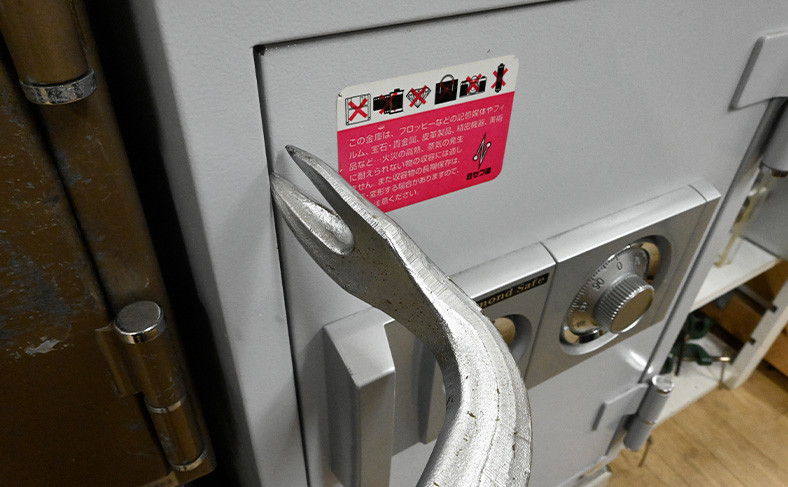 鍵や扉を壊して開ける
