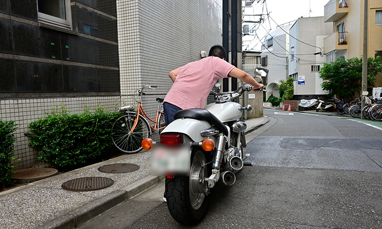 鍵屋までバイクを押していく