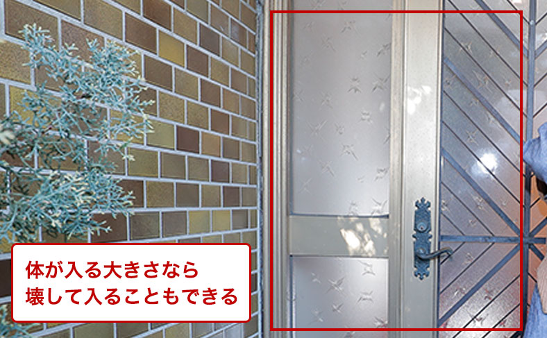 鍵穴をパーツクリーナーで洗浄する