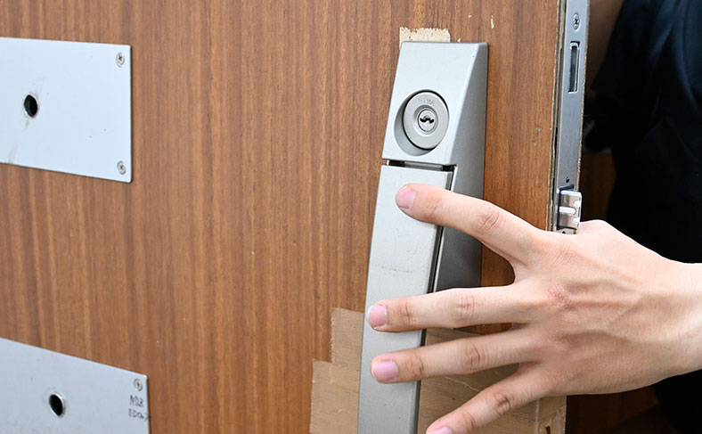 ドアストッパーで玄関のドアを固定する