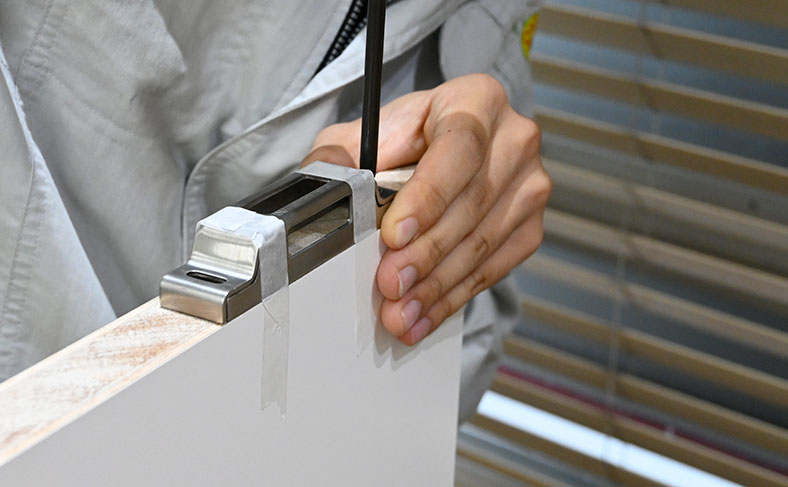 ストライクのネジを締める