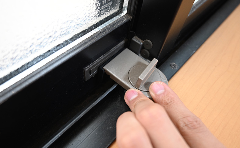 窓用の補助錠を取り付ける