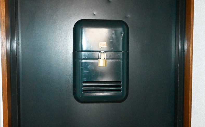 受け箱に鍵を取り付ける