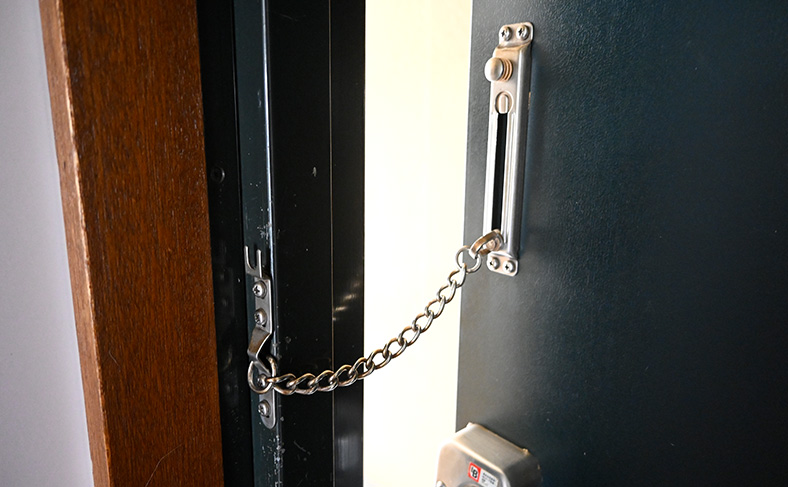 不用意にドアを開けない