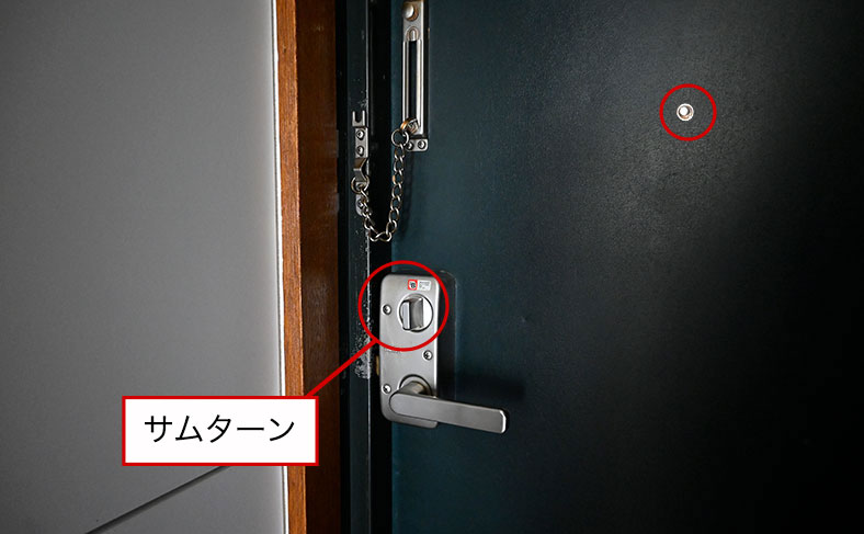 ドアスコープを外されてサムターン回しに使われる