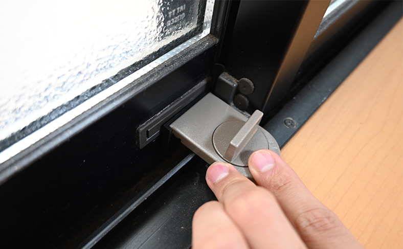 窓用の補助錠を付ける