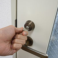 自分でできる玄関の鍵が入る・刺さるけど回らない時の対処法