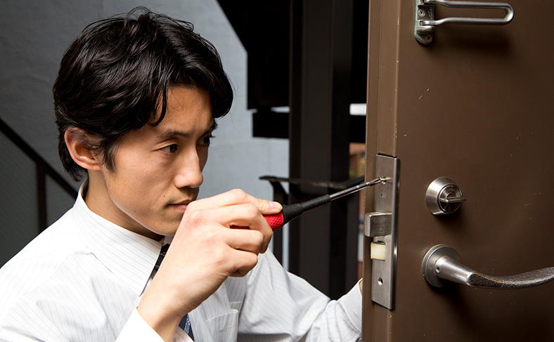 玄関に穴開け工事が必要な鍵