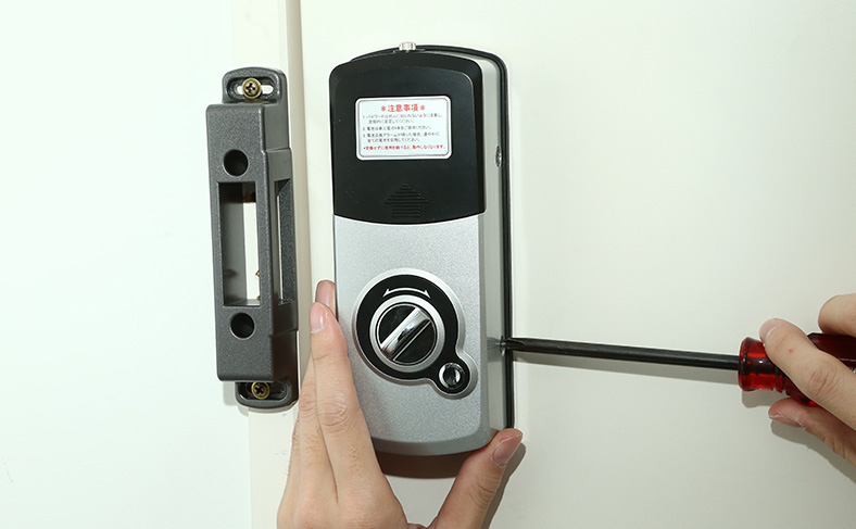 スマートキーを直接引き戸に取り付ける
