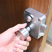 玄関やトイレのドアノブを修理する方法を写真で解説