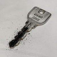 鍵が回りにくいときはなぜ鉛筆を使用するといいの？