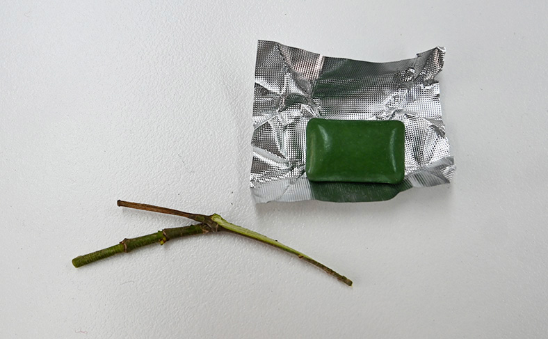 鍵穴にガム、木の棒、アロンアルファ、接着剤の混入