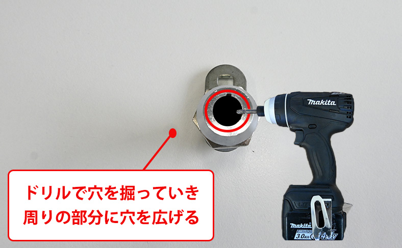 電動ドリルで穴をあける