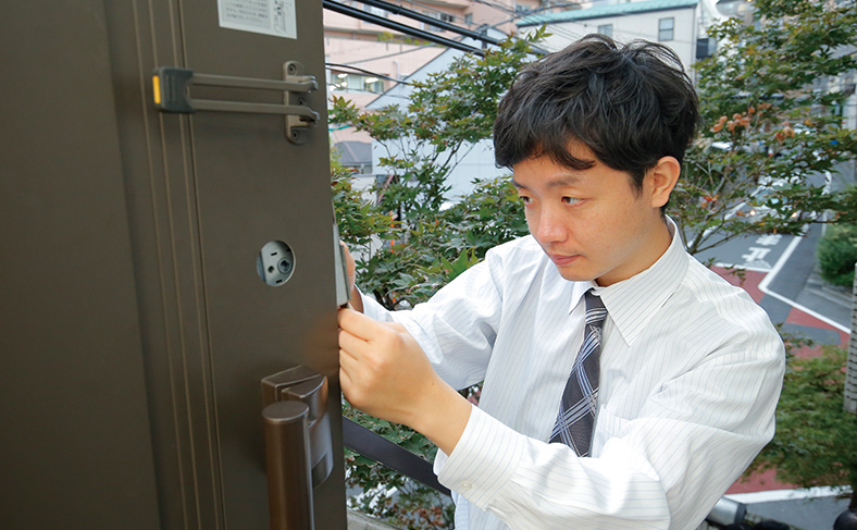 鍵屋さんに鍵交換を依頼する
