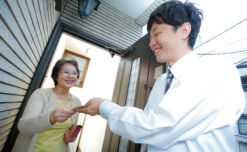 玄関ドアの鍵交換を行う業者に支払う費用