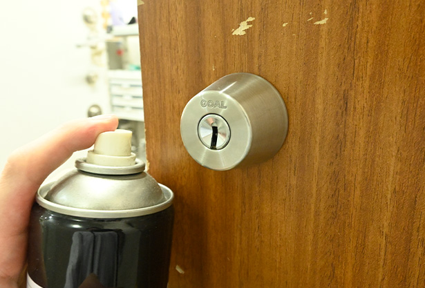 2.エアダスターで吹き飛ばす