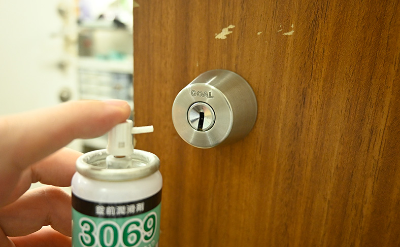 スプレーを鍵穴に噴射する
