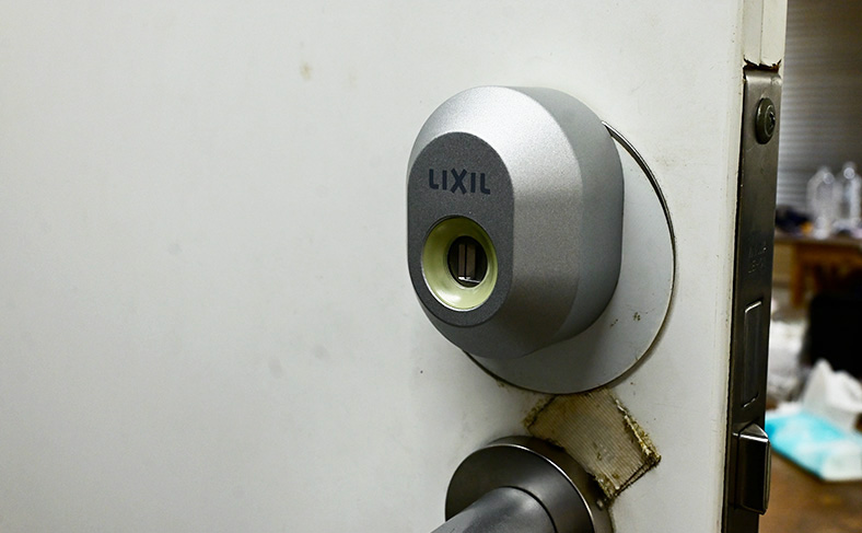 新しいシリンダーをはめ込む