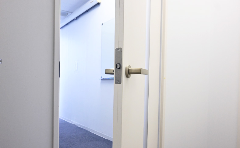 玄関のドアを半開きにする