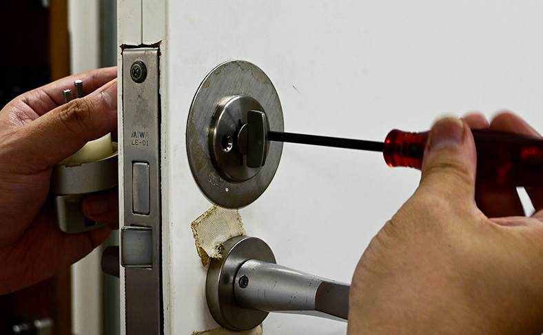 室内上側のビスを回してサムターンを外す