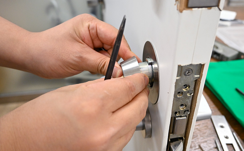 古いシリンダーを外す