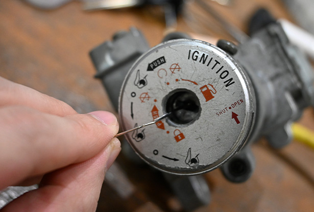 鍵穴に異物を差し込む 