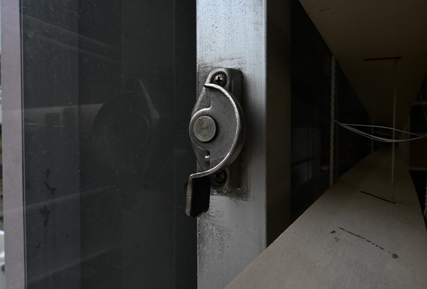 窓や裏口から入る