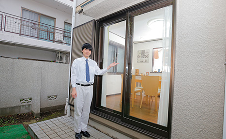 家の窓から侵入できないか確認する