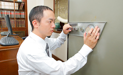 鍵屋さんに金庫の鍵を開けてもらう