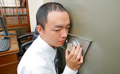 金庫の鍵を開けてもらう