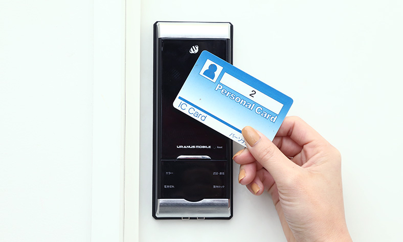 スマートロックはスマホやICカードで鍵を開けられる