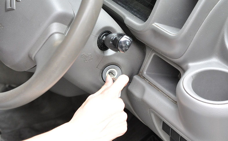 バッテリーが上がっていない車のエンジンをかけ、充電する