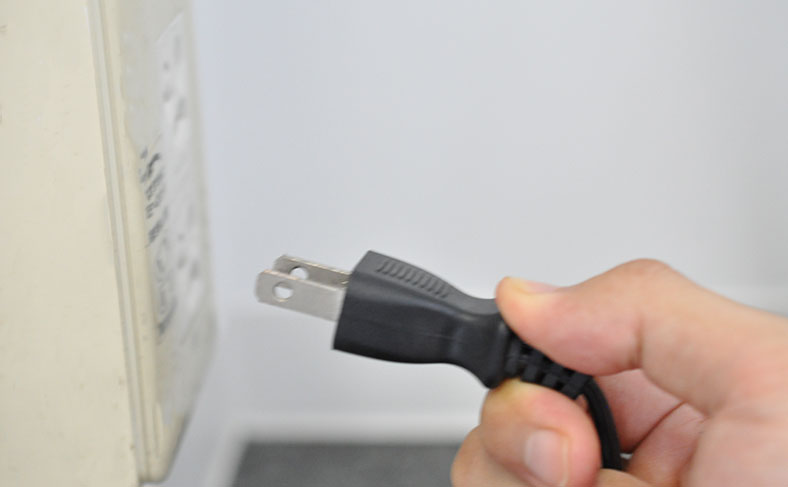 充電器をコンセントにさし、電圧を確認する