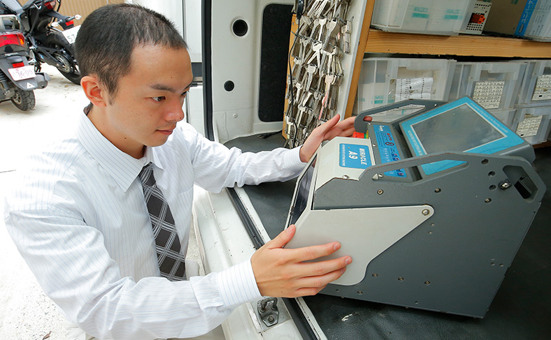 スペアキーを使う、無いなら車の鍵を作成する
