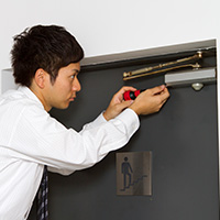 アクローザーって何？仕組みから機能や調整方法、交換のタイミングまで解説
