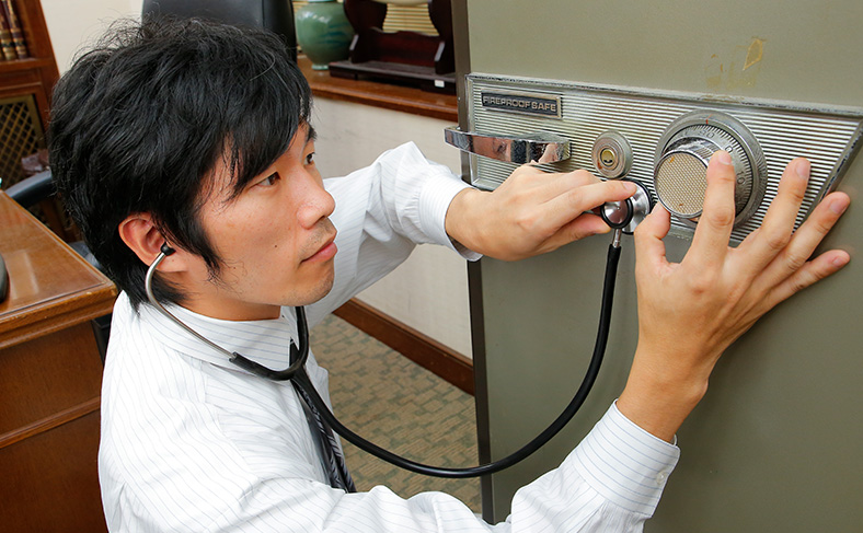 座の動く音でダイヤルを合わせる