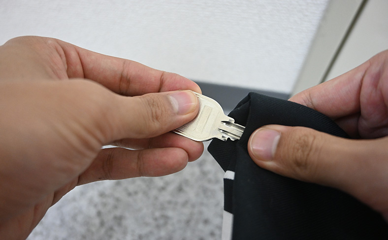 鍵穴の表面や鍵本体をタオルなどで拭く